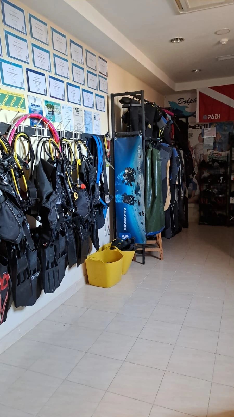 Снаряжение и сертификаты PADI в центре