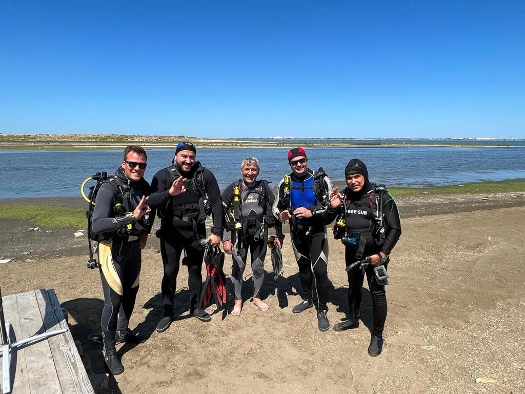 Группа дайверов Baku Scuba на берегу Каспия